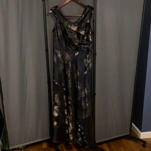 🌟HP 1/20🌟 SLNY Elegant Black and Gray Floral Gown